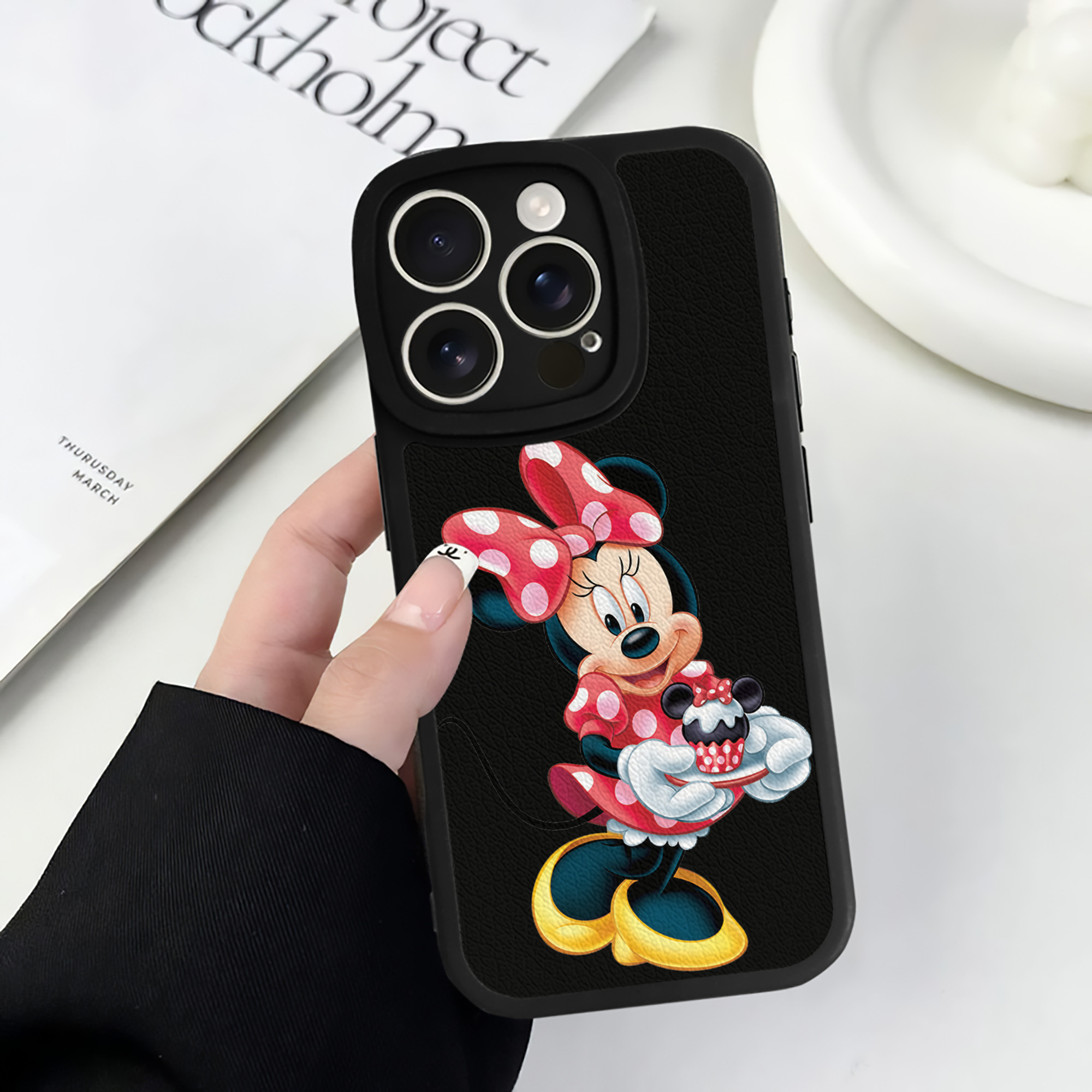 （画像用） ミッキーマウス Mickey Mouse 【iPhone 16シリーズ対応】シリコンスマホケース（レザー調） 材質：シリコン